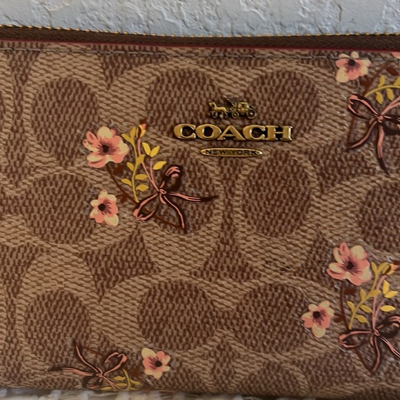 COACH NEW CONDITION ZIPPY FLOWERED WALLET - Picture 2 of 10